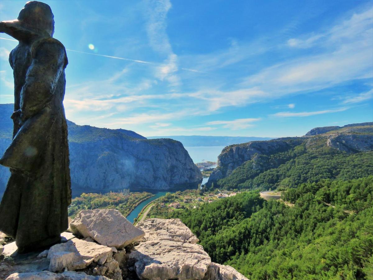 Punta 2 * Omis